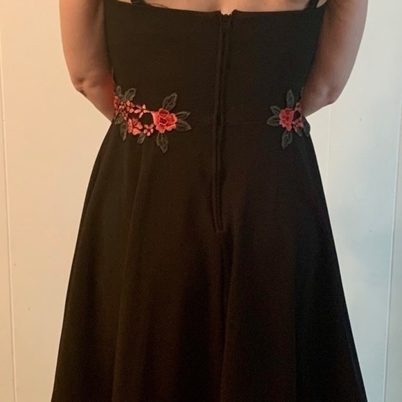 black dress with floral red embroidered roses at waist size 6 NWT - Picture 5 of 15